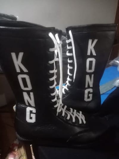 Botas personalizadas con letras "Kong"