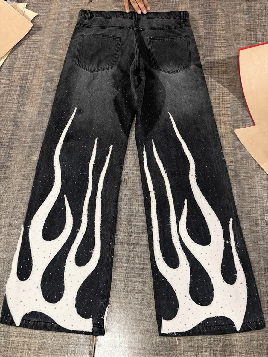 Denim negro con llamas blancas en aplique