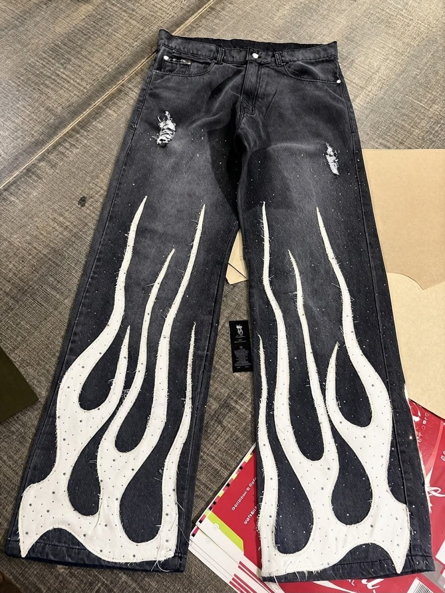 Detalle del denim de llamas con la etiqueta tejida del cliente