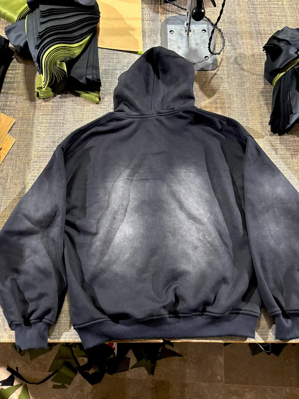 Sudadera de alto gramaje con lavado degradado sobre la mesa de corte