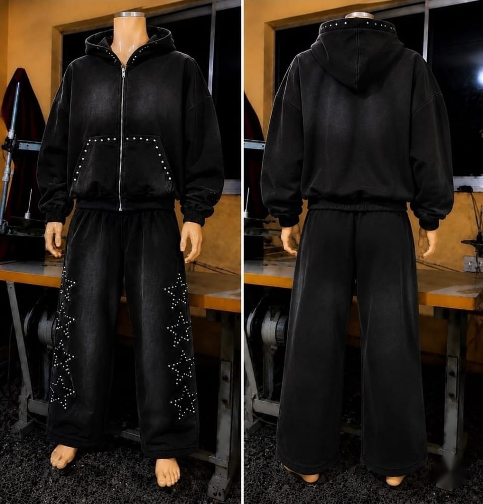 Sudadera con cremallera y pantalón ancho negros con detalle de estrellas, delante y detrás
